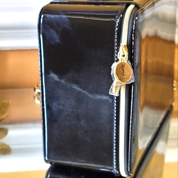 Yves Saint Lauren - Picture 7 of 17